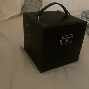 Smyckeskrin  - Hej! Nu säljer jag mitt smyckeskrin för har ett annat. Kommer inte till användning. Helt ny. 