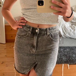 Grå jeans tjol - En grå Jeans tjol från pull and bear. Observera att tjolen har en defekt som visas på bilden. Går att fixa enkelt med nål och tråd 🙌🌸 tjolen säljs därför väldet billigt!