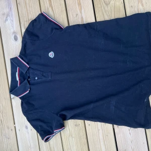 Moncler piké - Moncler pike Storlek M, passar även S  Mycket bra skick