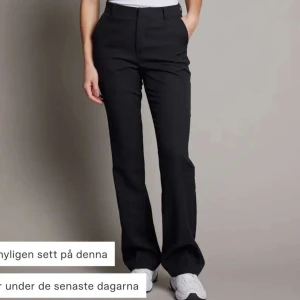 Svarta byxor - Ett par svarta byxor med hög midja och vida ben. Byxorna har en klassisk design och är perfekta för både vardag och fest.