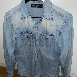Jeans skjorta - En snygg jeans skjorta från märket replay storlek S  nypris 1500:-