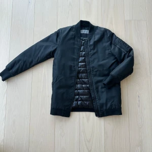 Calvin Klein  - Oanvänd lättare/mer stilren ”bomberjacka” 