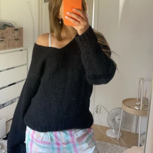 svart stickad tröja  - Jötte snygg svart stickad tröja med V hals, sitter jötte snyggt!🙌🏻🤩