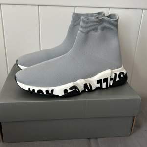 Balenciaga skor i grå färg, säljer eftersom jag inte använder längre och behöver lite pengar. Storlek 43 men passar även 42,5 eller 42. Bara skriva för mer bilder osv..