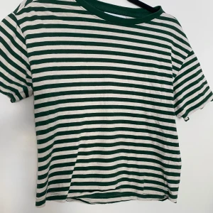 Grön randig t shirt - Från zara, storlek 140 i barn men passar xs/s. Inga defekter som ny. 