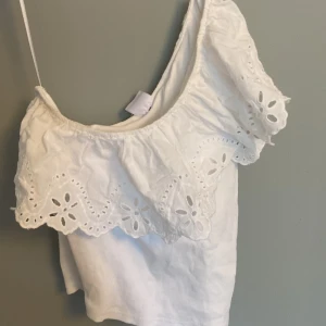 Vit zara topp - Vit zara topp!väl använd men i bra skick! Om ni vill se toppen på så dm. Priset kan såklart diskuteras!!! Är 160 o toppen sitter bra på mig.(använder oftast xs-s) 