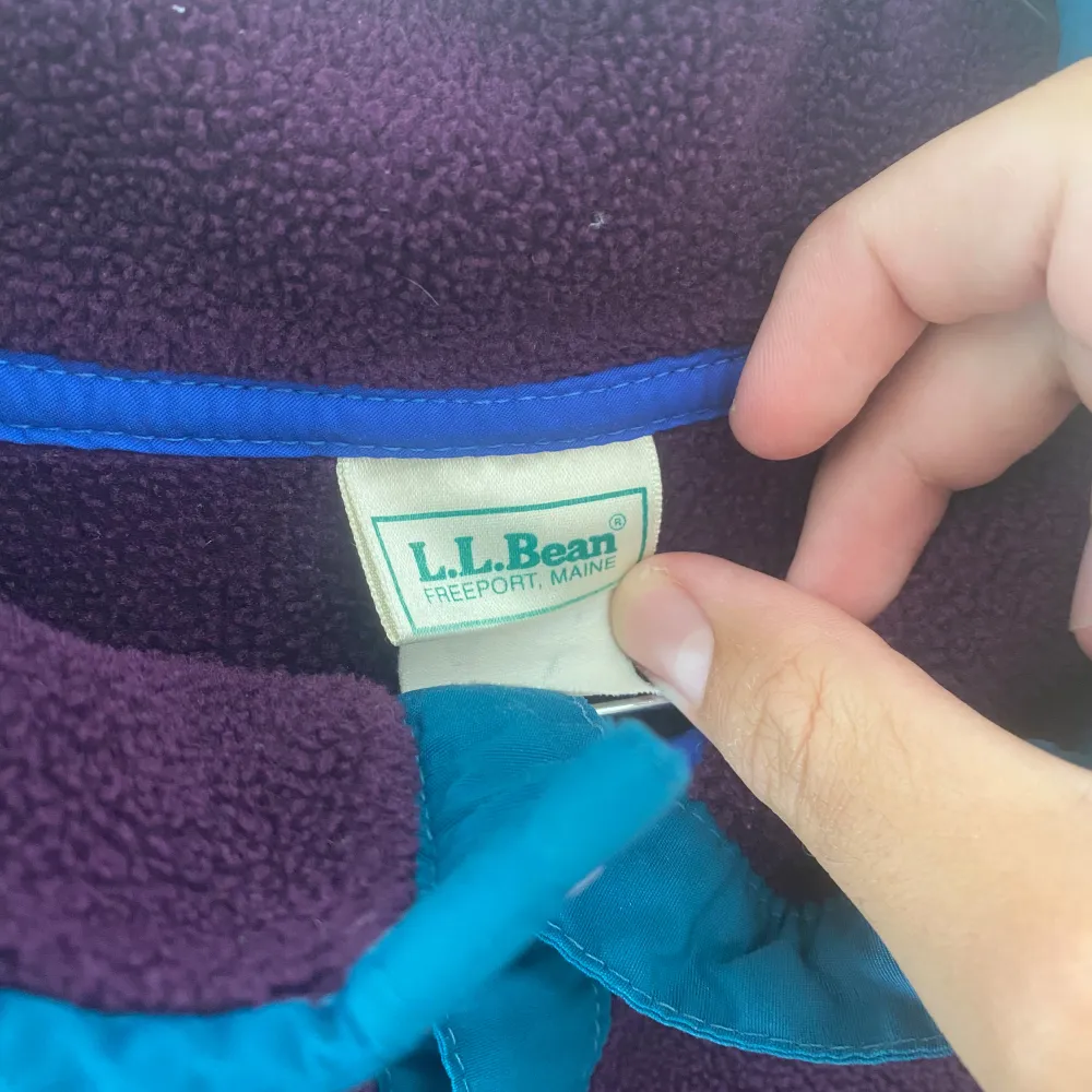 Säljer en L.L Bean fleece i lila, uppskattas till size XS-S. Bra skick, använd men har mycket kvar att ge!. Neuletakit & Villapaidat.