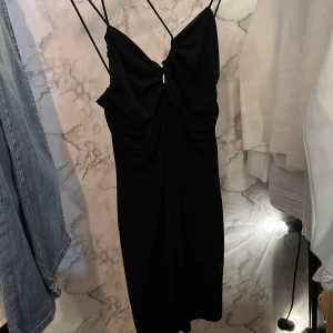 Zara klänning  - Asymmetrisk klänning från zara i storlek xs. 