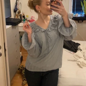 Blus - Supersnygg blus (lite mer genomskinlig än på bild eftersom jag har ett linne under)💓tryck gärna på köp nu 