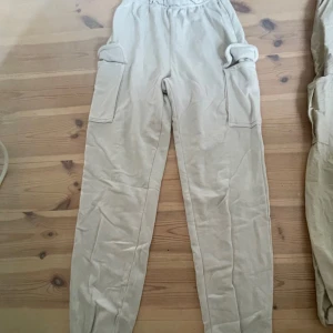Kit med cargo byxor - Mjukis cargosen Från hm barnavdelningen storlek 170/75 Cargosen från Kappahl barnavdelningen storlek 158. Båda är i bra skick, säljs pga för små storlekar. Ordinarie pris ca 400 kr.