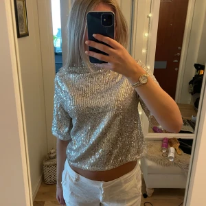 Fest topp  - Topp med paljetter från H&M, endast testad. Säljer då den inte kommit till användning 