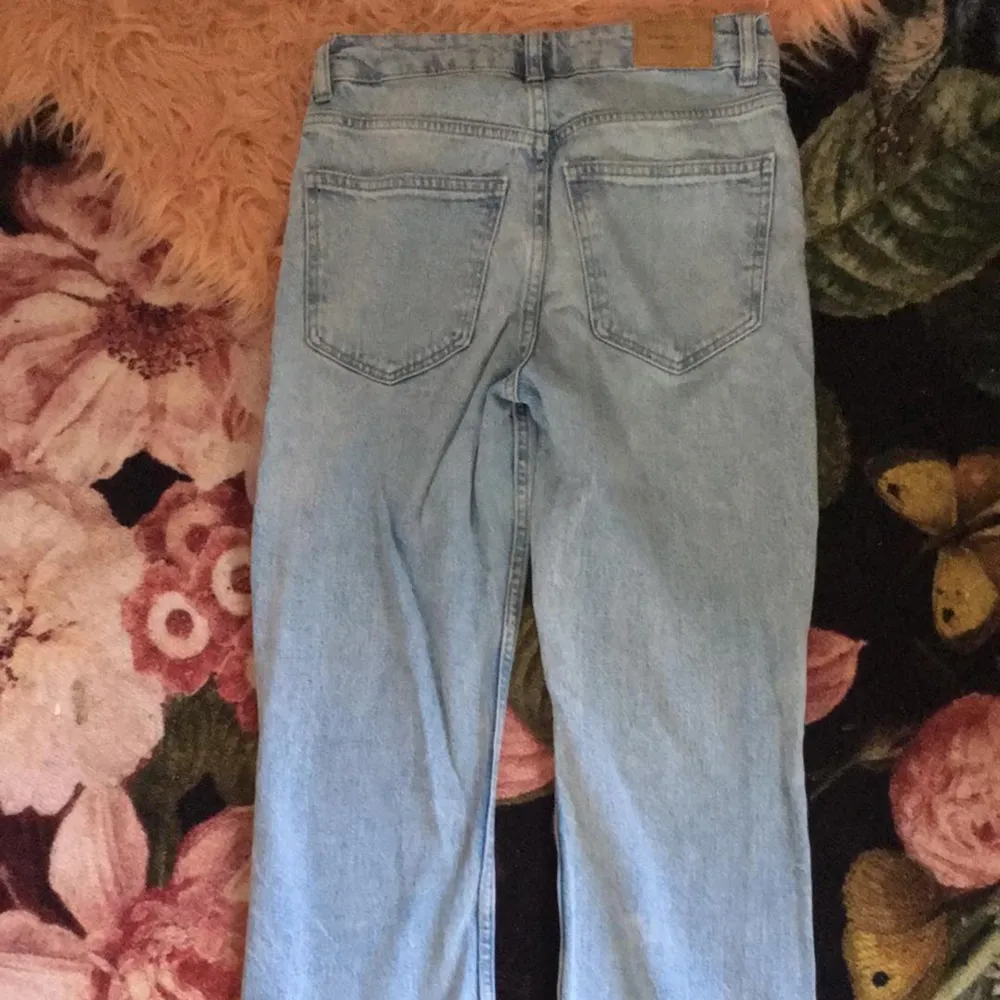 Lågmidjade jättefina ljusblåa jeans från  Gina tricot. Säljer då jag aldrig använder dom. Sparsamt använd ca 4 ggr, dom är slitna ner till då dom är alldeles för långa för mig! Se bilden för att förstå  Nypris: 499kr Mitt pris:299kr (Pris kan disk). Jeans & Byxor.