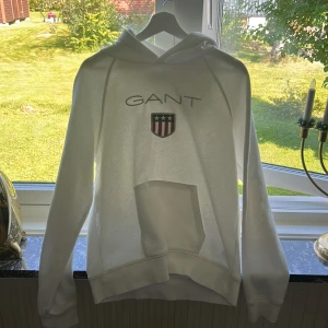 Gant Hoodie - En vit Gant hoodie som nästan aldrig är använd, fortfarande vit och är inte söndertvättad. Köpte den från barnbutiken typ, men passar mig som har oftast storlek M i tröjor osv.  Nypris är 899 kr, säljer den för 499 då den tar plats i garderoben. 🩷