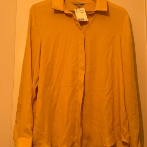 Skjorta  - Skjorta 👔 i gul och blå färg. Har använt den blå men ett par gg.  Säljer de två för 120 annars så säljer den gula för 100kr för dem är ny🏷️