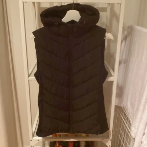 Väst - Vi kan diskutera om priset  Jag har i storlek M och L