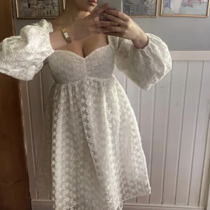 Lojsan Wallin klänning - Säljer denna magiska klänning från lojsan wallin x NAKD. Helt slutsåld, sitter såå fin och bara använd 1 gång❤️nypris 799