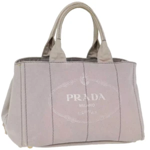Prada Canapa väska - Denna väska är designad för att hjälpa dig varje dag. Väskan är praktisk att bära med en moderiktig design.
