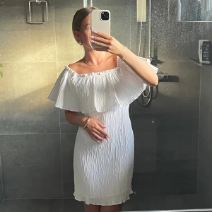 Vit klänning  - Slutsåld klänning från zara som aldrig är använd💗