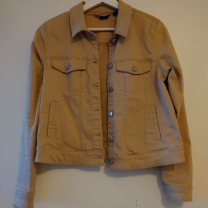 Vår/sommar jacka  - Står M 38 som storlek  Använd några gånger  Vero Moda  Beige Bomull/Denim