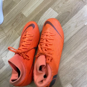 Orange Nike dobbar - Fotbollsskor 