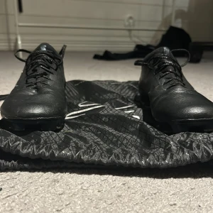 Skechers fotbollskor - Säljer nu domma feta fotbollsskor från sketchers. Är knappt använda. Med följer en påse.stl 38,5 24 cm bred. Nypris 2500.