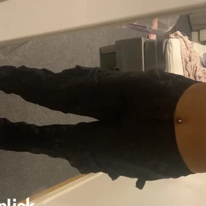 svarta cargo byxor - använda i bra skick, de är också väldigt bekväma.