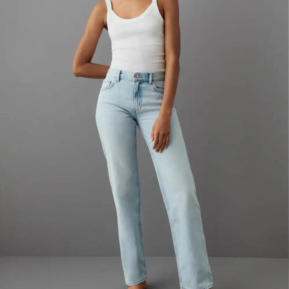 Säljer dessa populära jeansen från ginatricot🥰modell ”low straight jeans” endast provade🥰. Jeans & Byxor.