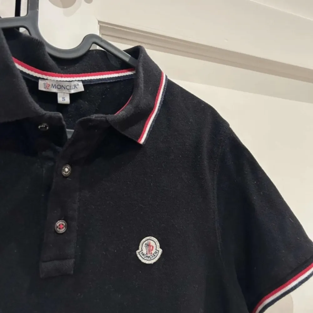 Äkta Moncler piké.  Pris kan förhandlas, inga skador och den är bra i skick! Storlek S.. T-shirts.