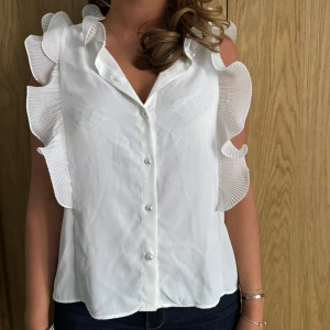 Vit blus  - Vit supersöt blus från Zara i storlek 40 men passar nog 38