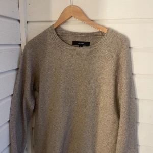 Stickad tröja  - Säljer nu min stickade tröja från vero moda, den är använd fåtalet gånger och har inga skavanker. Den är i strlk L men passar nog dom flest.