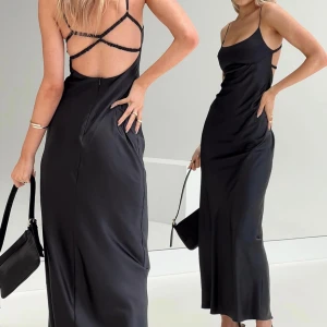 Långklänning svart - Långklänning från princess polly med fin detalj på ryggen. Storleken är xs men passar som en s. Endast testad, glömde skicka tillbaka.