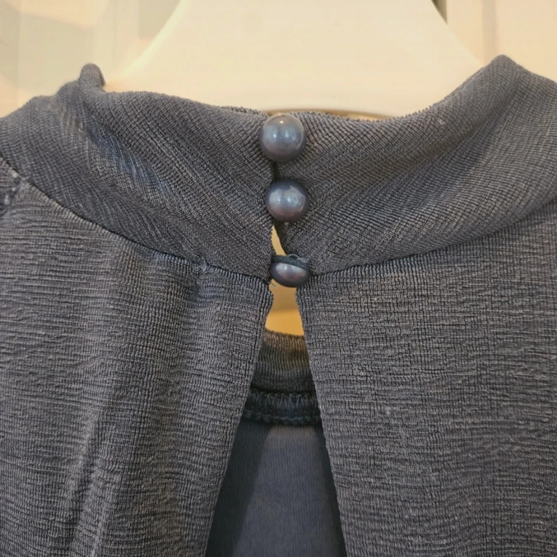 Kortärmad blus med öppen rygg  - 91