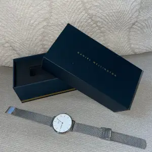 Jättefin klocka från Daniel Wellington med justerbart band. Mycket fint skick! Storlek 31-38 mm. Nytt batteri behövs 