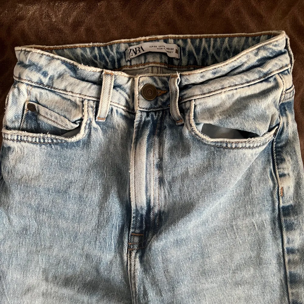 Raka jeans från zara med slits och hål på knäna, använda men är i fint skick. . Jeans & Byxor.
