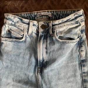Jeans  - Raka jeans från zara med slits och hål på knäna, använda men är i fint skick. 
