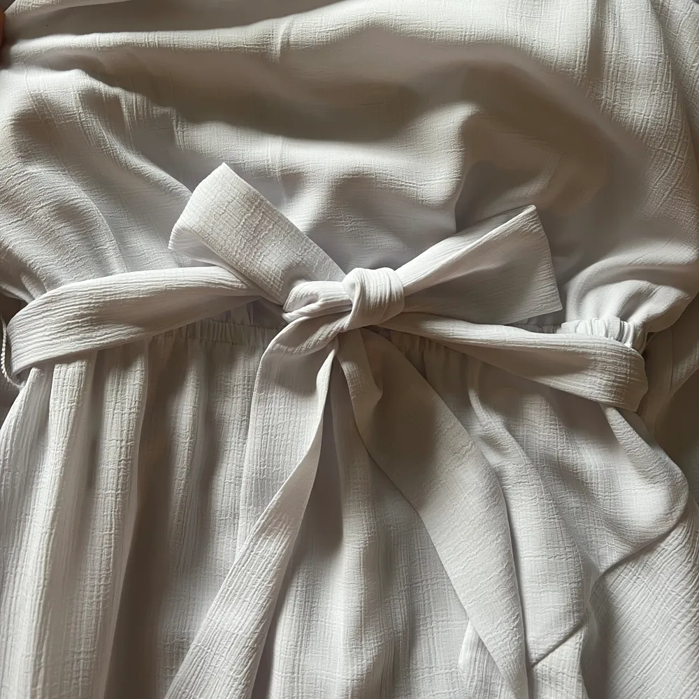 Jättefin klänning som bara är använd en gång, perfekt till student eller avslutning, bra skick med snöra man kan spänna och knyta hur man vill💗. Klänningar.