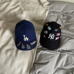 New era keps (limited) - New era kepsar, går såklart att köpa en av dem man behöver ej köp båda. Skicka på båda är 9,5/10. Exklusiv design. Storlek blå: 7 1/4. Storlek Flaggkeps: 7 1/8. Vid frågor skicka gärna ett sms😁399 per keps eller 650 för båda.😆