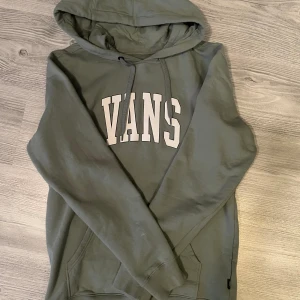 VANS Hoodie - Jätte fin VANS hoodie som inte kommer till användning och är inte använd!🫶🏼 Den har super bra kvalite, mysigt och mjukt material perfekt till en filmkväll!❤️
