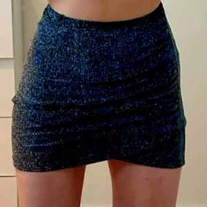 Glittrig festkjol stl XS - Svart med silverglittertråd över hela. Kort och stretchig. Stl XS. Jättebra skick. 