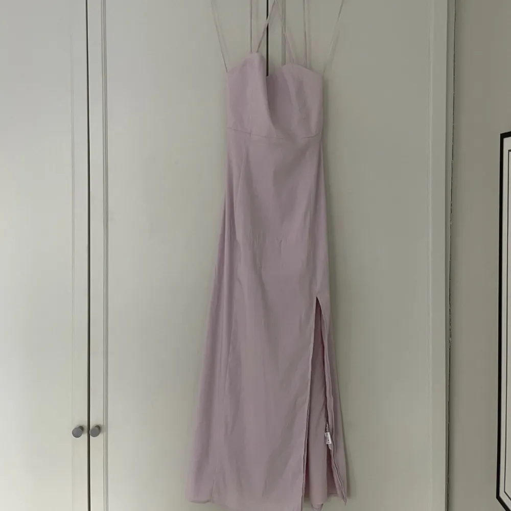 Jättefin och slutsåld klänning från Zara i polyester men känns lite som linne. Ljuslila färg och knyts i ryggen! . Klänningar.