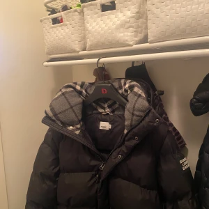 Burberry jacka/väst  - En jätte fräsch jacka som går att göra om till en väst man kan dra bort armarna med hjälp av dragkedjor  Kan absolut diskutera priset med seriösa köpare  Storlek M   skulle helt ärligt säga att den är i ny sckick 