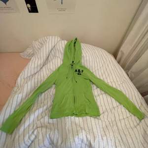 Jättesöt grön zipup hoodie från abercrombie and fitch. Köpt secondhand men i fint skick. 