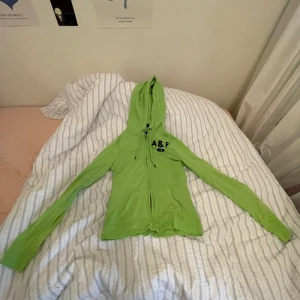 Abercrombie and fitch hoodie - Jättesöt grön zipup hoodie från abercrombie and fitch. Köpt secondhand men i fint skick. 