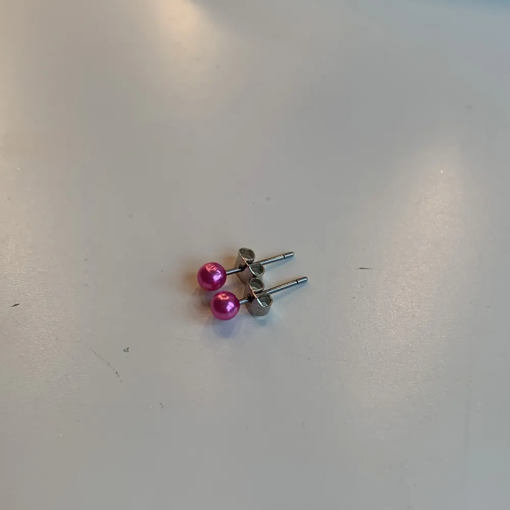 Säljer fina rosa örhängen! Fint skick och utan defekter🩷🩷 Rengörs innan🫶🏼🫶🏼🫶🏼. Accessoarer.