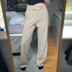 Beiga kostymbyxor  - Jättesnygga kostymbyxor från hm i stl 36❤️jag är 1,74 och säljer för 250kr :)