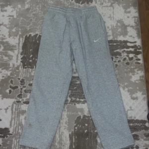 Nike mjukisbyxor - Nike mjukis byxor till salu  Använda några få gånger  Köparen står för frakt 