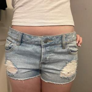 Lågmidjade jeansshorts i storlek 36, midjemått 42