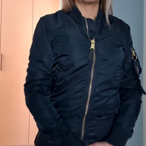 Alpha Industries Bomber - Mycket fin mörkblå bomberjacka. Nästan helt oanvänd.