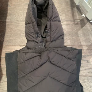 Väst - Perfekt väst nu till sommaren!, använt fåtal gånger.  