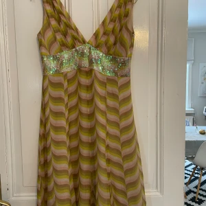 Karen Millenklänning - Vacker Karen Millenklänning för fest i storlek 40. Använd vid två tillfällen.